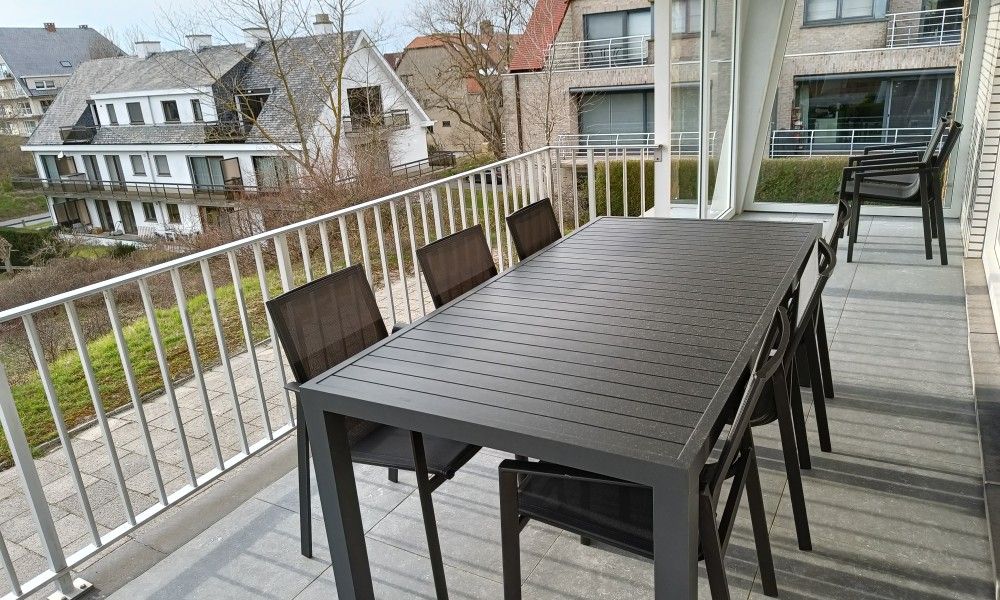 Entrance hall of Papa's Dream vacation home, Oostduinkerke, with unique wooden cabinet and modern furnishings.