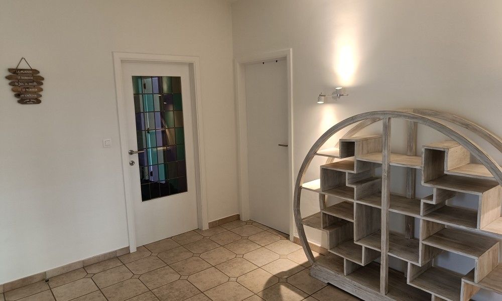 Papa's Dream vacation home in Oostduinkerke, hall with stylish glass doors and access to several rooms.