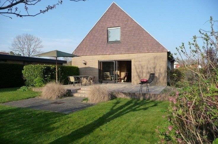 Villa Tijl Uilenspiegel in Oostduinkerke, Ferienhaus mit grosser Terrasse und gruenem Garten in Westflandern, Belgien.