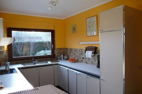 Moderne Kueche in der Villa Tijl Uilenspiegel, Ferienhaus in Oostduinkerke, Westflandern, mit Blick auf den Garten.