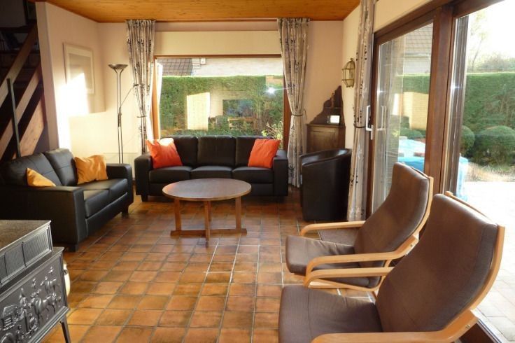 Gemuetliches Wohnzimmer in der Villa Tijl Uilenspiegel, Ferienhaus in Oostduinkerke, Westflandern, mit komfortabler Sitzecke.