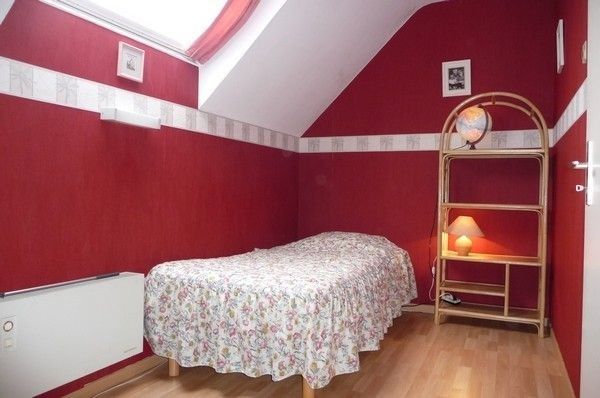 Attraktives Schlafzimmer in der Villa Tijl Uilenspiegel, Ferienhaus in Oostduinkerke, Westflandern, mit Einzelbett.