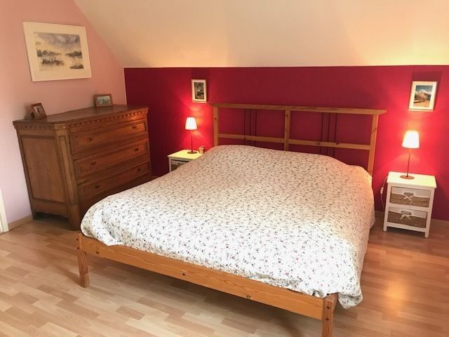 Geraeumiges Schlafzimmer mit Doppelbett in Villa Tijl Uilenspiegel, Ferienhaus in Oostduinkerke, Westflandern.