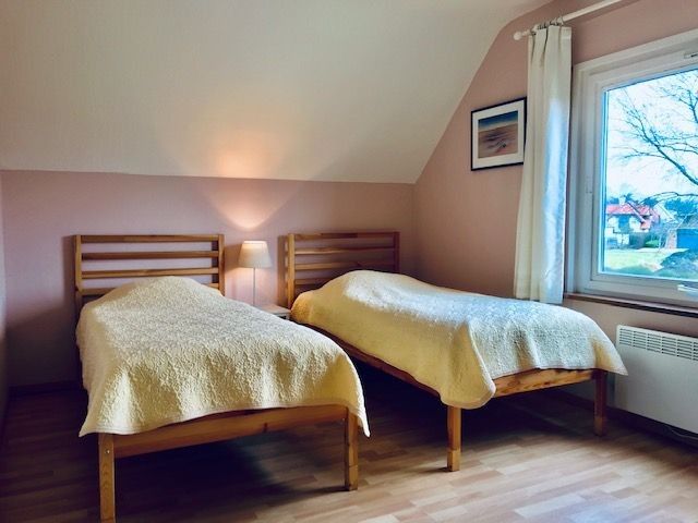 Helles Schlafzimmer mit zwei Einzelbetten in der Villa Tijl Uilenspiegel, Ferienhaus in Oostduinkerke, Westflandern.