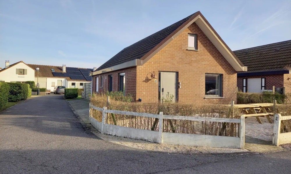 Maison du coeur in Oostduinkerke, vacation home with charming brick facade in West Flanders, Belgium.