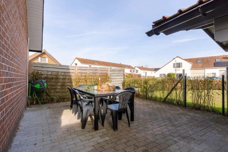 Terrace of Maison du coeur in Oostduinkerke, vacation home with cozy outdoor space in West Flanders, Belgium.