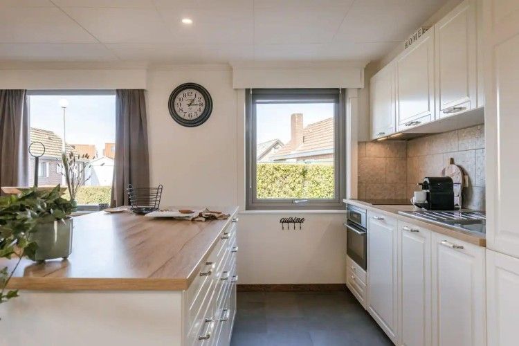 Bright kitchen area in Maison du coeur, vacation home in Oostduinkerke, West Flanders, with modern appliances.