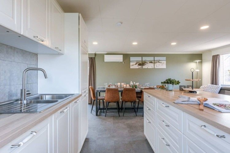 Open kitchen and dining area in Maison du coeur, vacation home in Oostduinkerke, West Flanders, ideal for cozy dinners.