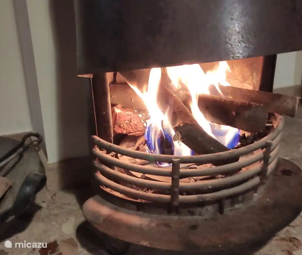 Gemuetlicher Kamin im Ferienhaus "De Wijngaard" in Gent, Ostflandern, Belgien - ideal fuer eine warme und behagliche Atmosphaere.