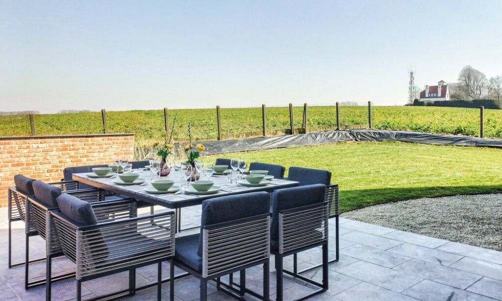 't Laarhuys ***** vakantiehuis in Vlaamse Ardennen, Oost-Vlaanderen met prachtig terras en uitzicht op groene velden.