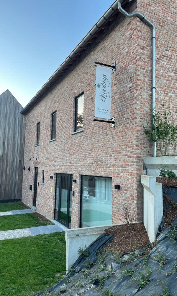 't Laarhuys ***** vakantiehuis in Vlaamse Ardennen, Oost-Vlaanderen, met charmante bakstenen gevel en groene tuin voor een serene ontsnapping.