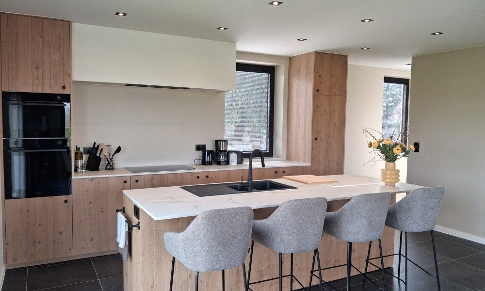't Laarhuys ***** in Vlaamse Ardennen, Belgie biedt een moderne keuken in een luxe vakantiehuis met prachtig uitzicht op de omgeving.
