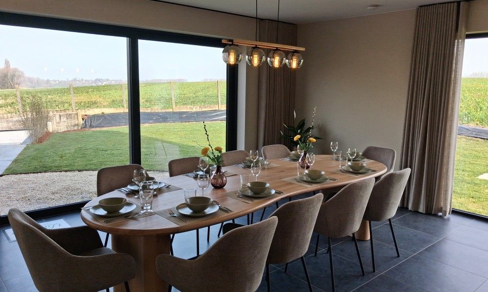 't Laarhuys ***** vakantiehuis in Vlaamse Ardennen, Oost-Vlaanderen, met eetkamer en panoramisch uitzicht op groene omgeving.