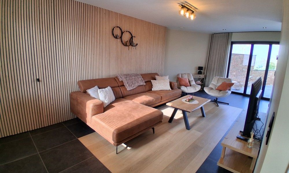 't Laarhuys ***** vakantiehuis in Vlaamse Ardennen, Oost-Vlaanderen met stijlvolle woonkamer en moderne inrichting, ideaal voor ontspanning.