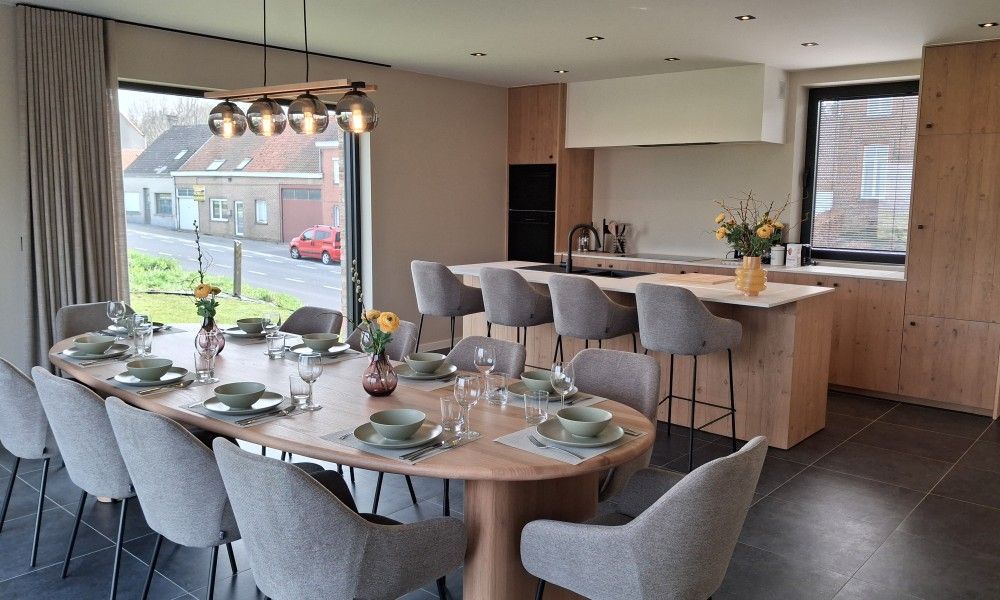 't Laarhuys ***** vakantiehuis in Vlaamse Ardennen, Oost-Vlaanderen, met moderne eetkamer en keuken, perfect voor een ontspannen verblijf.