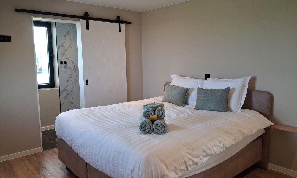 't Laarhuys ***** vakantiehuis in Vlaamse Ardennen, Oost-Vlaanderen. Gezellige slaapkamer met comfortabel bed en moderne inrichting.