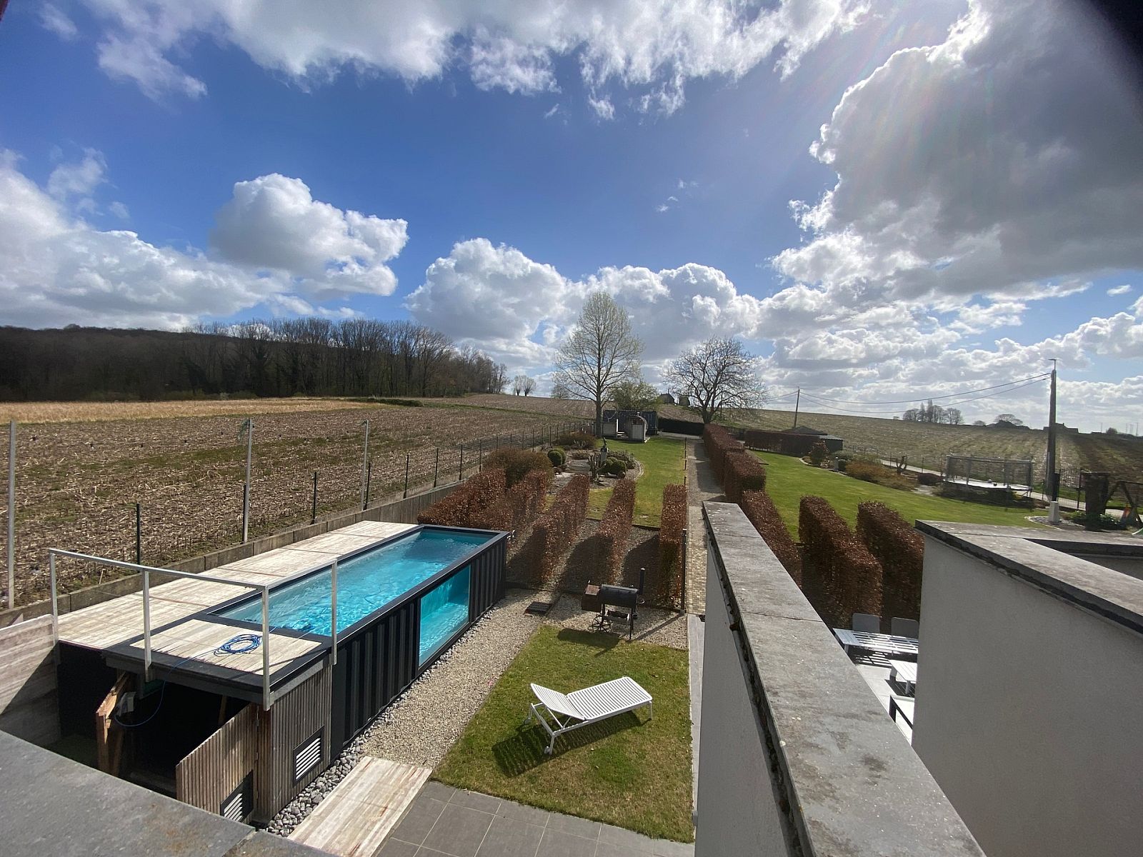 Geniet van het landelijke uitzicht en het zwembad bij de Vrijstaande woning in Geraardsbergen, een vakantiehuis in Oost-Vlaanderen, Belgi.