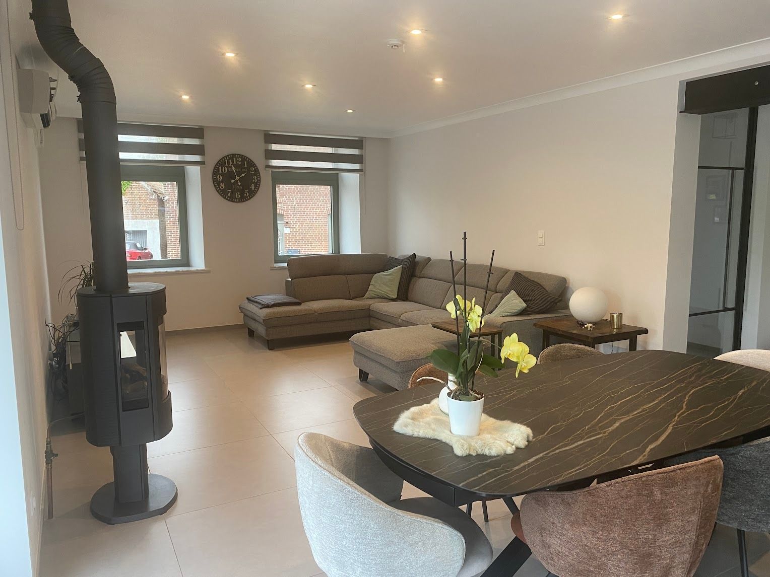 Gezellige woonkamer in de Vrijstaande woning in Geraardsbergen, Oost-Vlaanderen, met moderne inrichting en comfortabele zithoek.