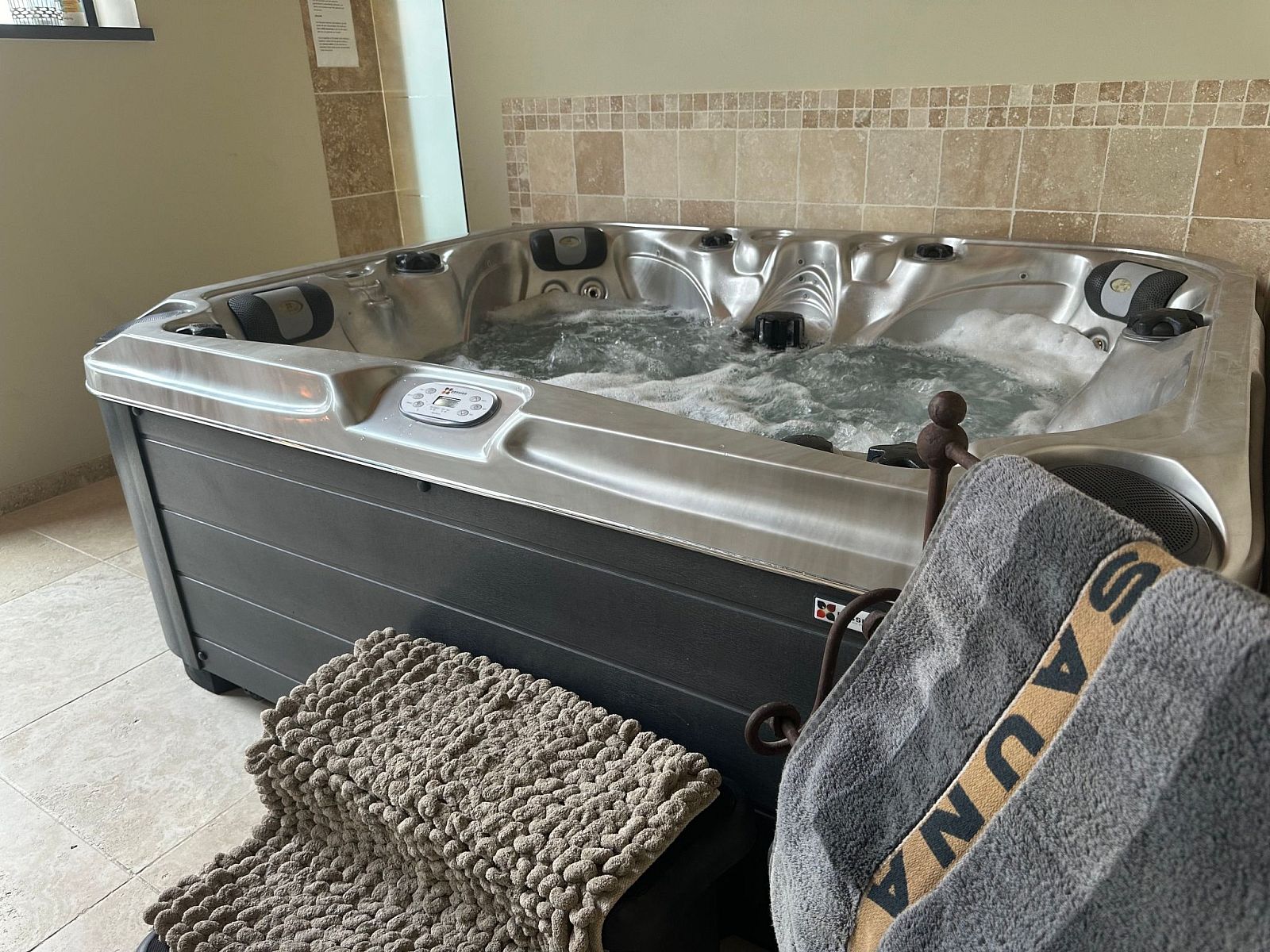 Relax in the luxurious Jacuzzi at Holiday Home Einzigartiger Wellness-Bauernhof in Wichelen, East Flanders, a perfect wellness experience.