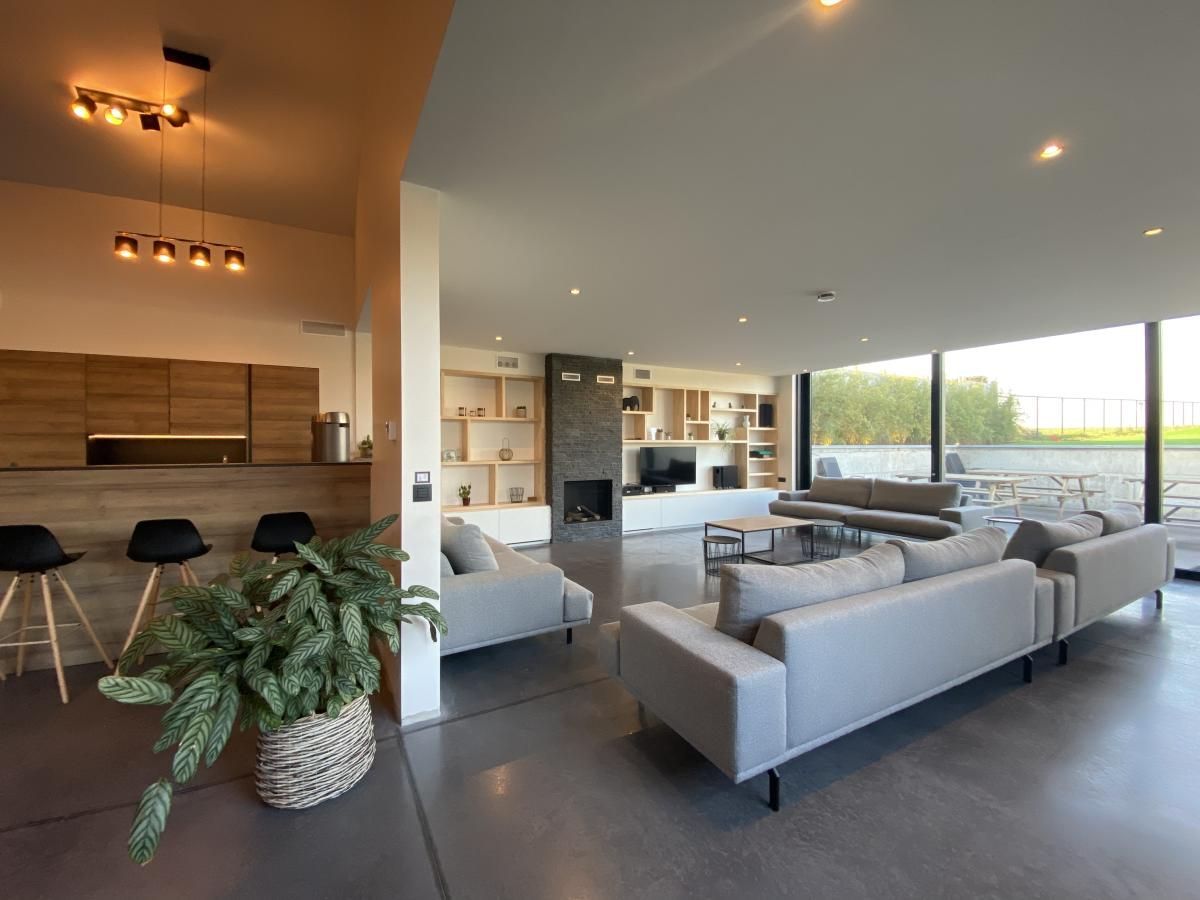 Stilvolles Wohnzimmer in der Villa Mareon, einem Ferienhaus in Maarkedal, Ostflandern, mit moderner Einrichtung und grosszuegiger Sitzecke.