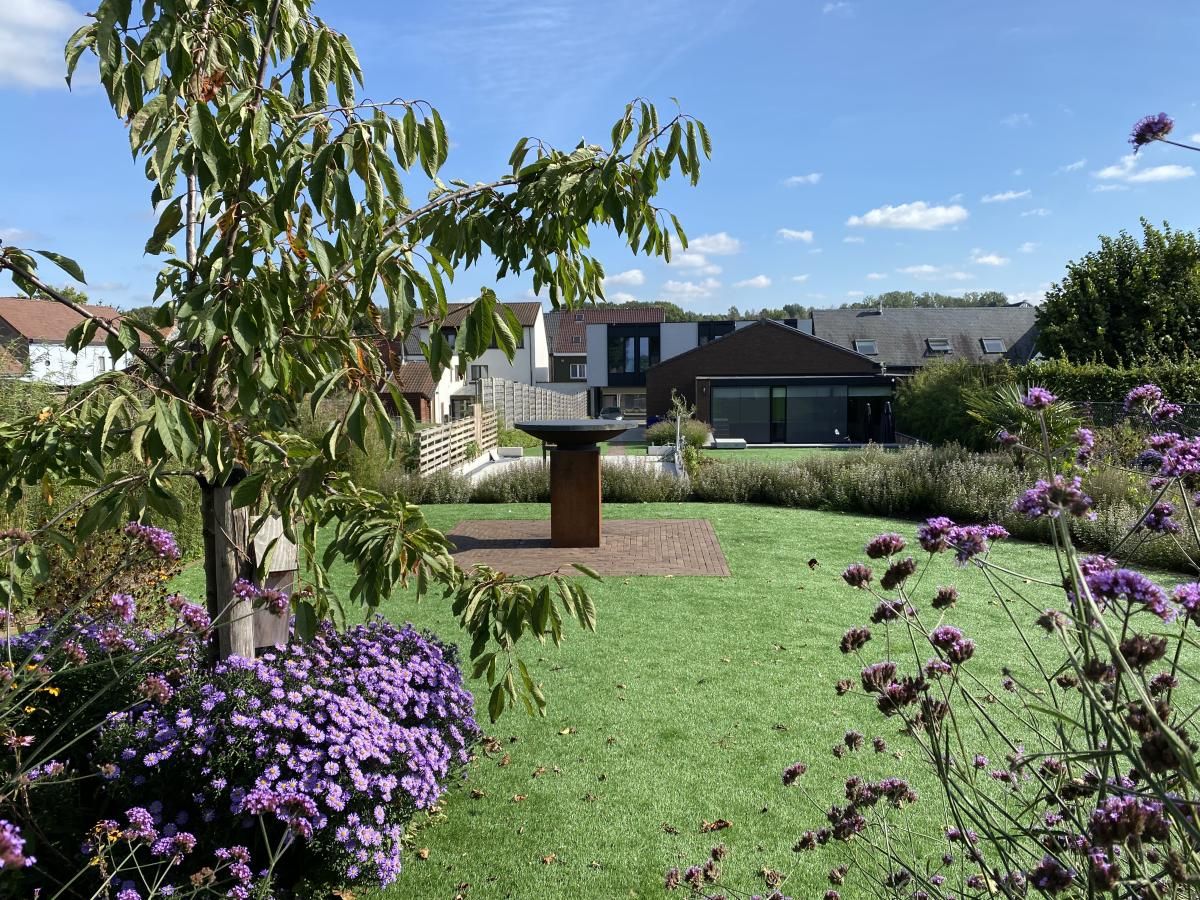 Schoener Garten der Villa Mareon in Maarkedal, Ostflandern, Ferienhaus mit bunten Blumen und ruhiger Umgebung.