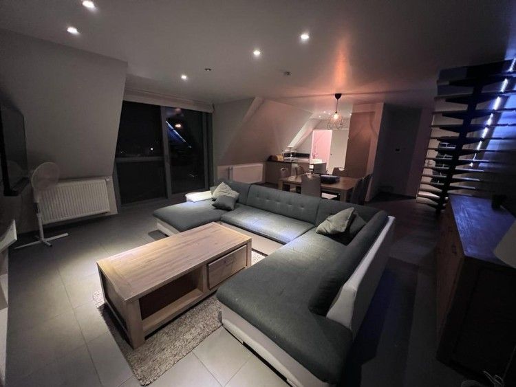 Stijlvol appartementinterieur bij / in Bevere, Oost-Vlaanderen, Belgie, met ruime woonkamer en moderne inrichting.