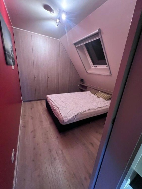 Gezellige slaapkamer in appartement / te Bevere, Oost-Vlaanderen, Belgie met comfortabel bed en moderne inrichting.