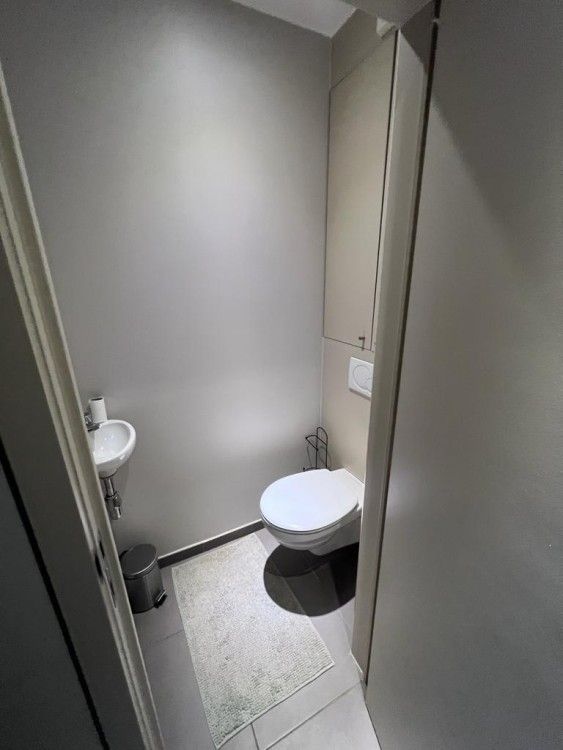 Stijlvolle badkamer in het appartement / in Bevere, Oost-Vlaanderen, Belgie met modern sanitair en minimalistisch ontwerp.