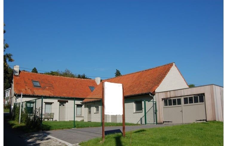 Das Ferienhaus in Ronse, Ostflandern, bietet eine charmante Unterkunft mit einem geraeumigen Innenhof und rustikaler Atmosphaere, ideal zum Entspannen.