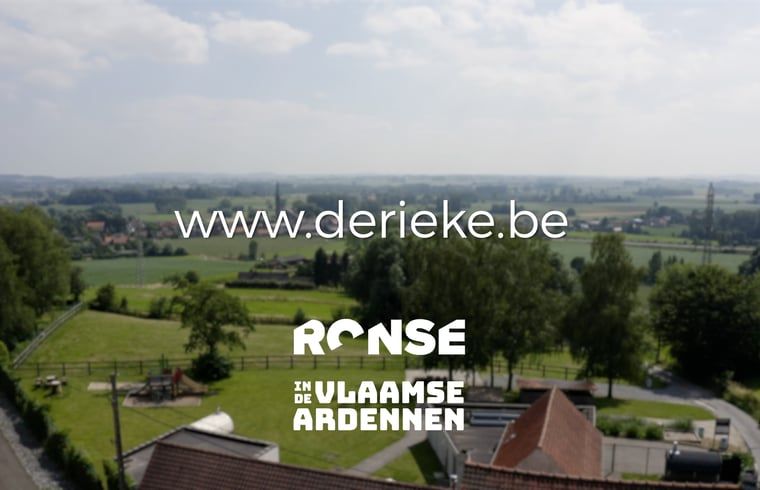 Blick vom Ferienhaus in Ronse, gelegen in den gruenen Huegeln der flaemischen Ardennen, Ostflandern, Belgien.