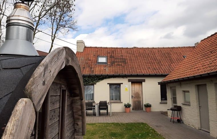 Gemuetlicher Aussenbereich des Ferienhauses in Ronse, Ostflandern, Belgien, mit Terrasse und Grill, ideal zum Entspannen.