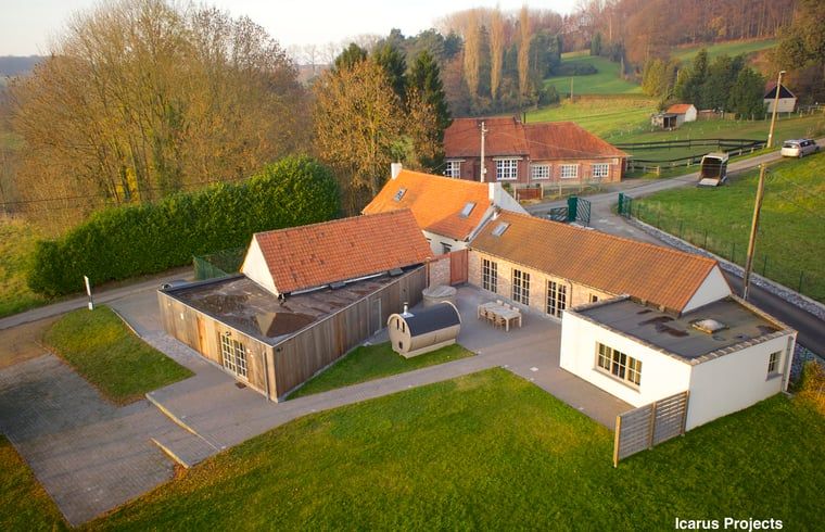 Luftaufnahme von Holiday home in Ronse, einem charmanten Ferienhaus in der gruenen Landschaft von Ronse, Ostflandern, Belgien.