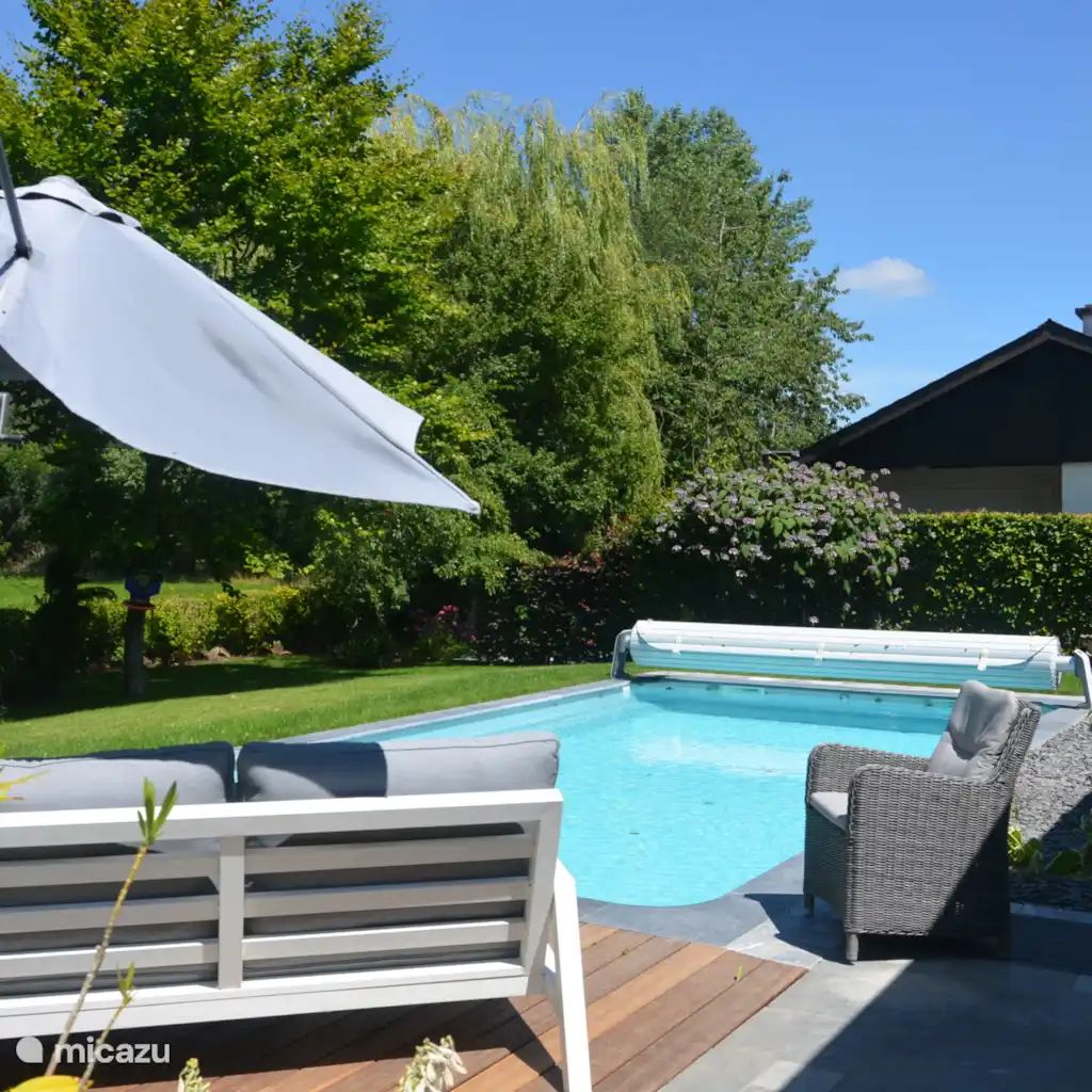 Geniessen Sie den ruhigen Garten und den Pool bei "'t BOSZICHT", einem charmanten Bungalow in Ronse, Ostflandern, Belgien.