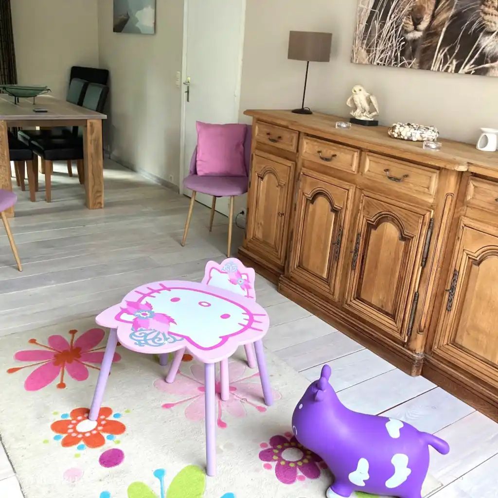 Ferienhaus "'t BOSZICHT" in Ronse, Ostflandern: gemuetlicher Innenbereich mit Kindertisch, ideal fuer Familien in natuerlicher Umgebung.