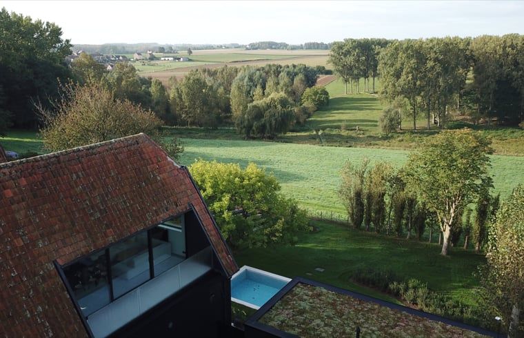 Blick auf die gruene Umgebung vom Ferienhaus in Sint-Pieters-Leeuw, Flaemisch-Brabant, Belgien, mit grossartiger Landschaft.