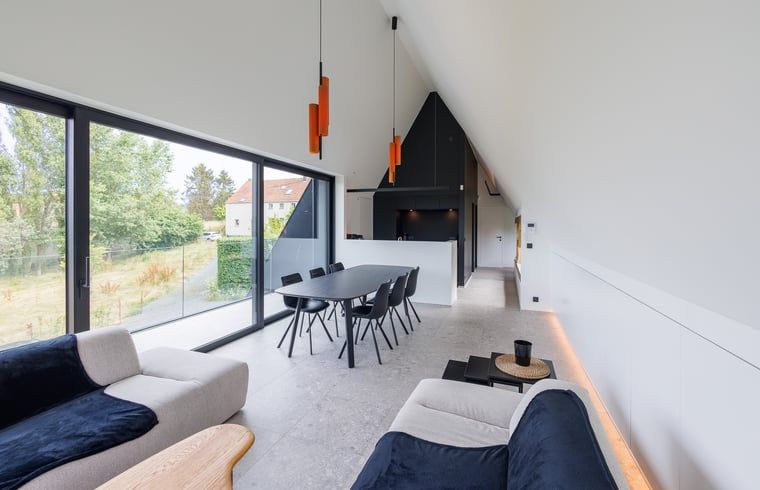 Moderne Einrichtung des Ferienhauses in Sint-Pieters-Leeuw, Flaemisch-Brabant, Belgien, mit stilvollem Dekor und viel Licht.