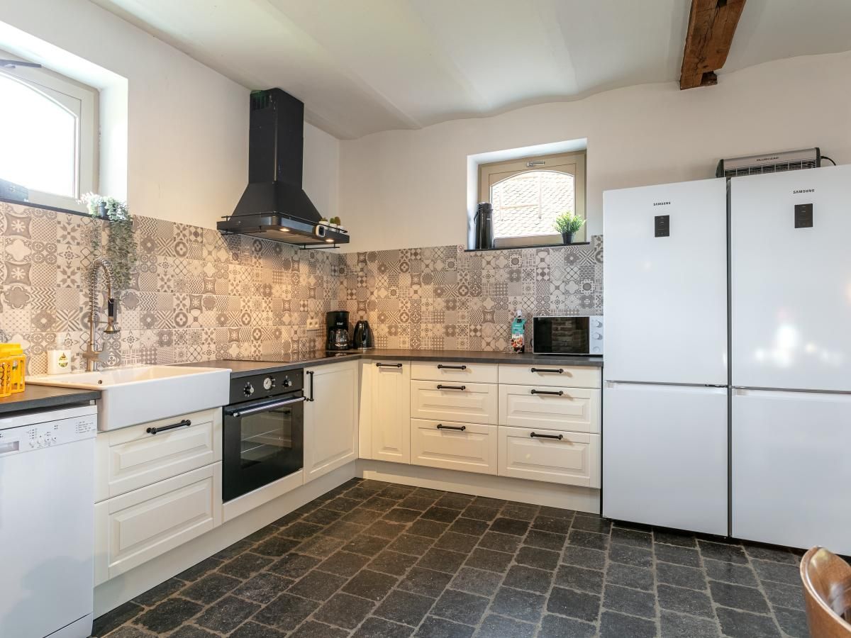 Moderne keuken in vakantiehuis Alverwege, Merksplas, Antwerpen. Stijlvolle inrichting met tegelachterwand en ruime voorzieningen.