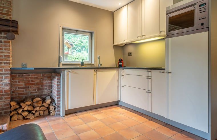 Modern kitchen in Cottage in Merksplas, cottage in Antwerp, fully equipped for a comfortable stay.