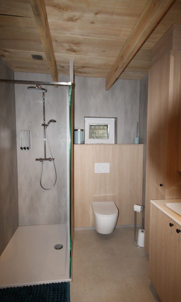 Modernes Badezimmer im Huisje Nostalgie, Ferienhaus in Laakdal, Antwerpen, mit begehbarer Dusche und Holzverkleidung.