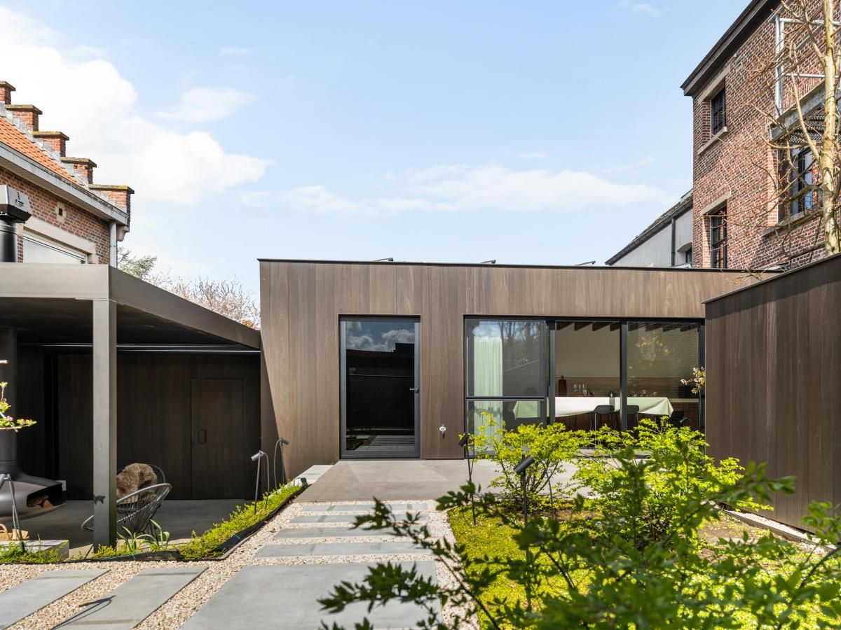 Pastorie Liezele vakantiehuis in Puurs-Sint-Amands, Antwerpen, met moderne architectuur en groene tuin voor een ontspannen verblijf.