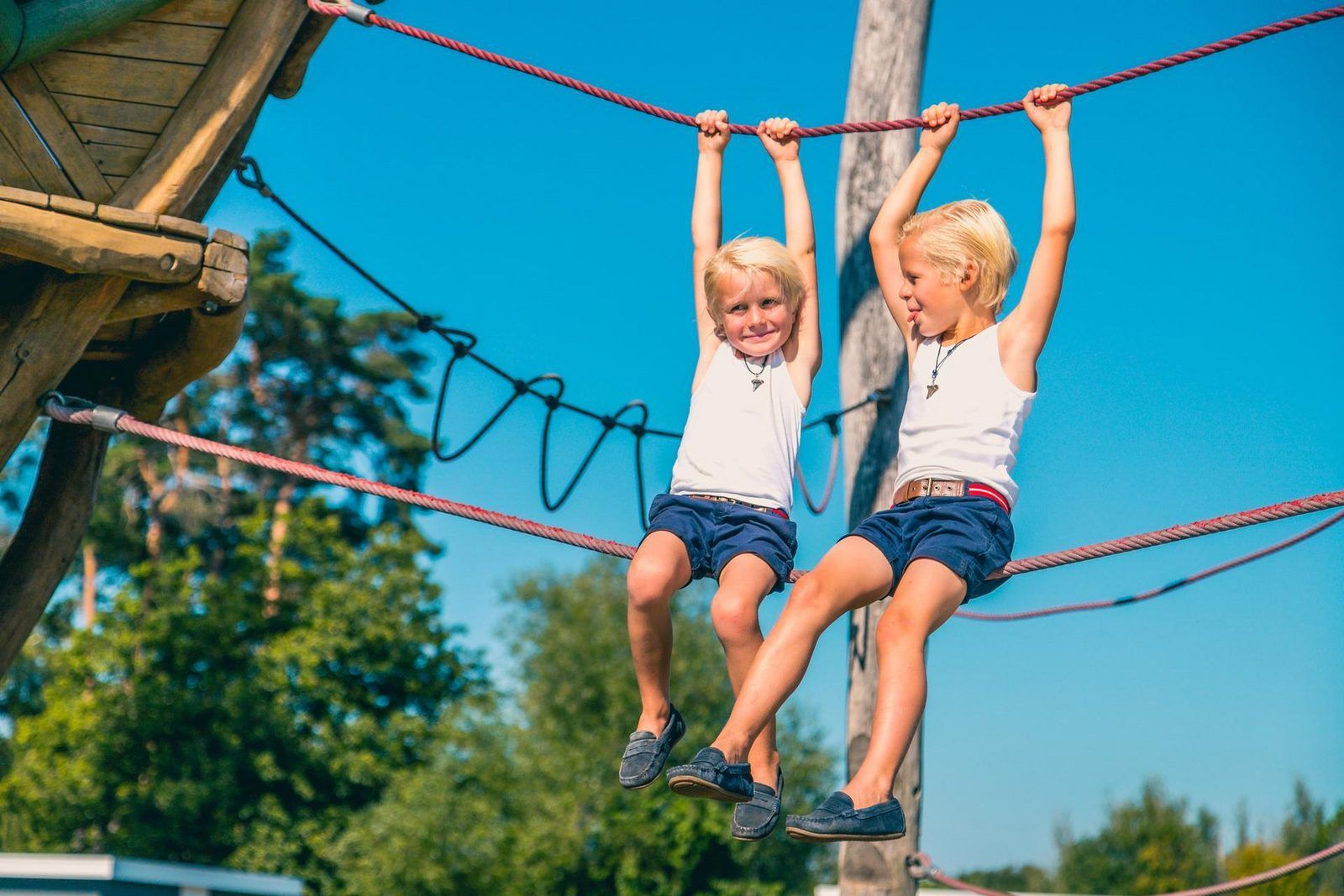 Kinderen genieten van avontuurlijke speeltuin bij Silver tenthuis in Mol, Antwerpen, omgeven door natuur.