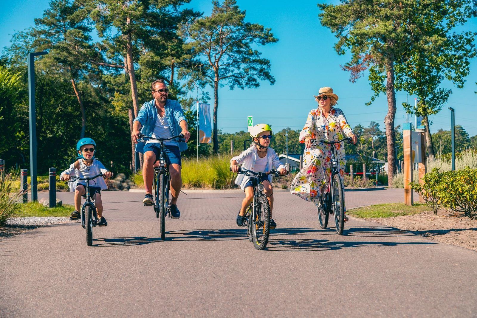 Geniet van een fietstocht bij Silver tenthuis in Mol, Antwerpen, Belgie, een idyllische glamping ervaring in de natuur.