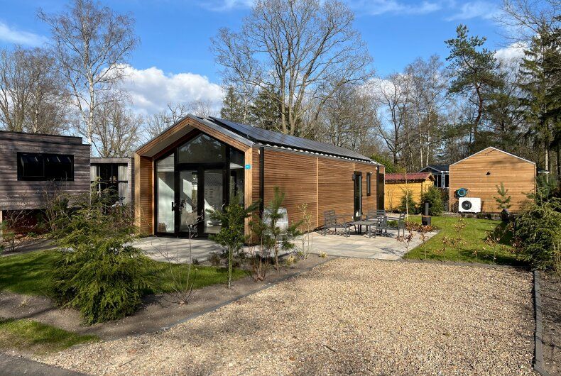 Stilvolles Wohnzimmer des freistehenden Hauses in 2400 Mol, Ferienhaus in Mol, Antwerpen, Belgien, mit moderner Einrichtung und offener Kche.