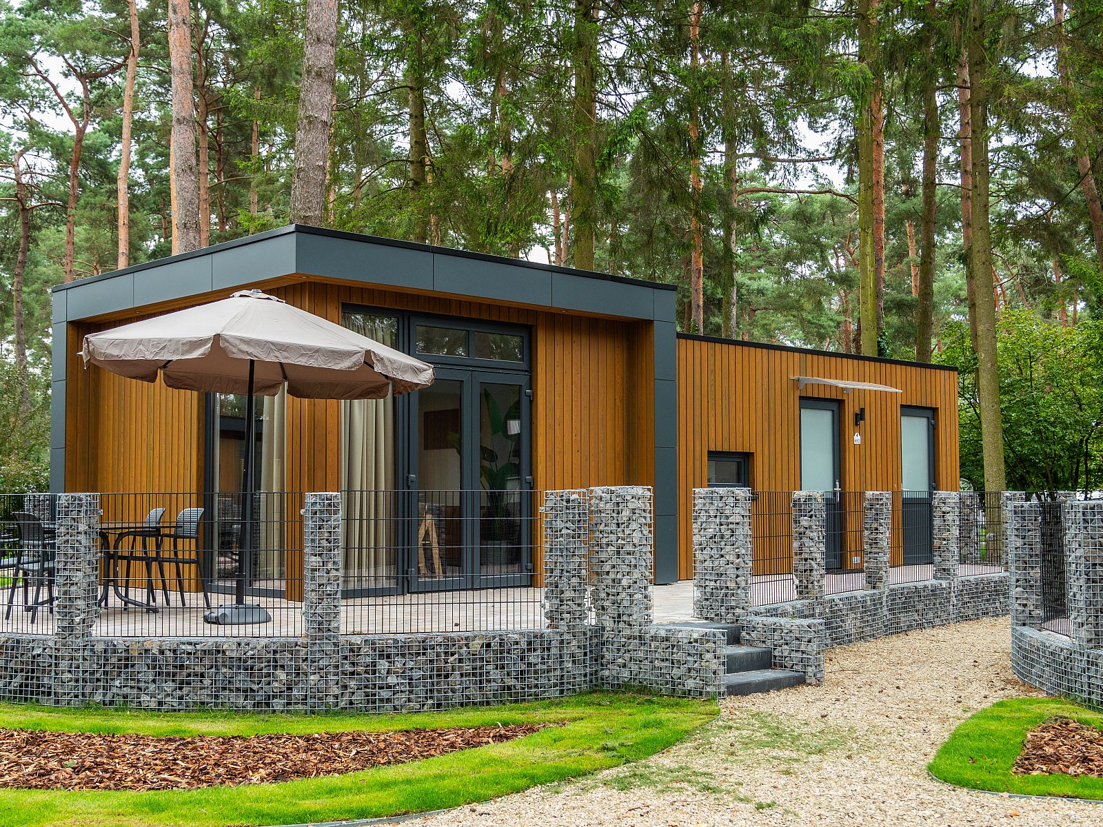 Chalet in Mol, ein modernes Ferienhaus in Mol, Antwerpen, Belgien, umgeben von grner Natur und mit einer groen Terrasse.