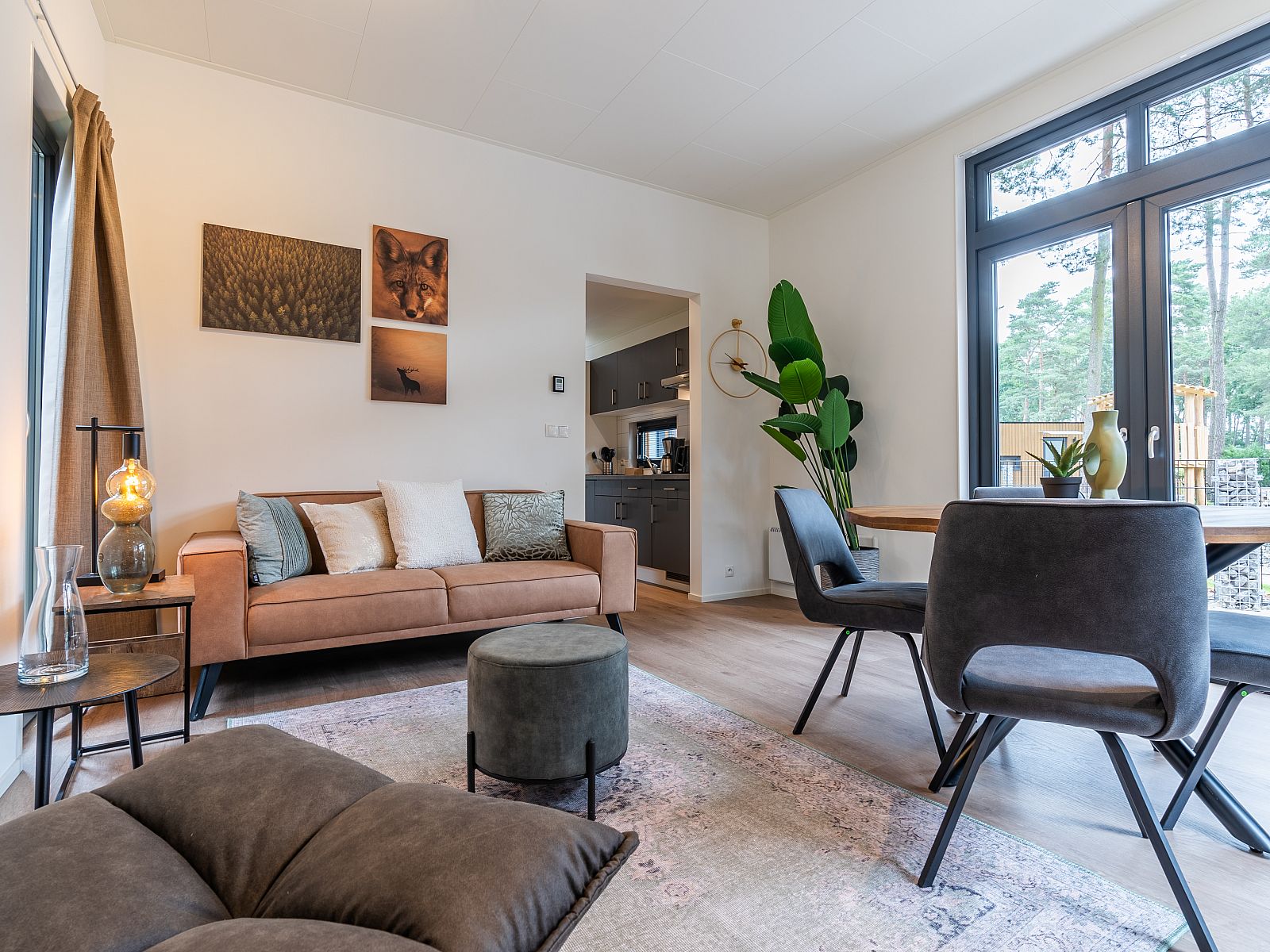 Gemtliches Wohnzimmer in einem Chalet in Mol, Antwerpen, Belgien mit moderner Einrichtung und Blick auf die Natur.