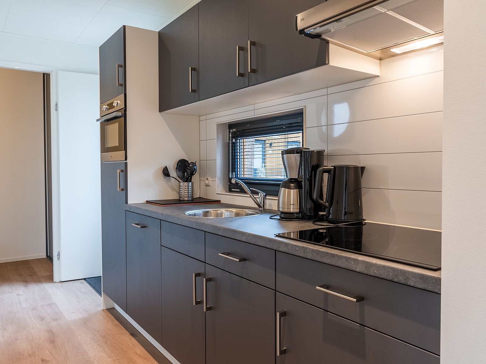 Moderne Kche im Chalet in Mol, einem Ferienhaus in Mol, Antwerpen, Belgien, mit eleganten Schrnken und modernen Gerten.