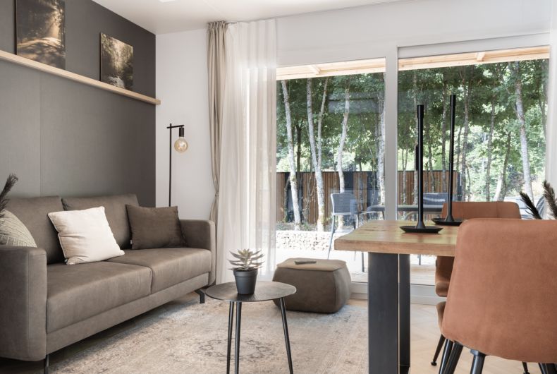 Stilvolles Wohnzimmer in einem freistehenden Haus in 2400 Mol, einem Ferienhaus in Mol, Antwerpen, mit Blick auf eine grne Umgebung.