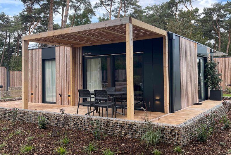 Freistehendes Haus in 2400 Mol, ein Ferienhaus in Mol, Antwerpen, Belgien, mit moderner Veranda und umgeben von ruhiger Natur.