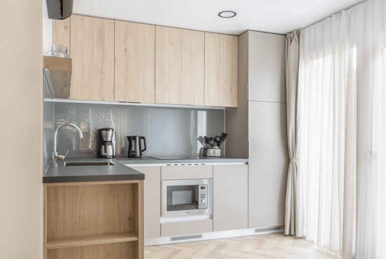 Gemtliches Schlafzimmer in einem freistehenden Haus in 2400 Mol, Ferienhaus in Mol, Antwerpen, Belgien, mit zwei bequemen Betten und Tageslicht.