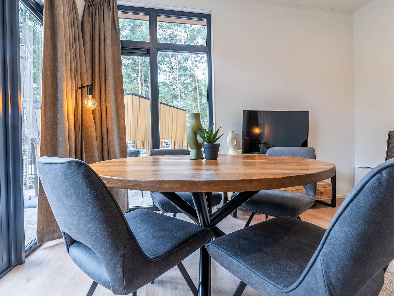 Cozy dining area in detached house in 2400 Mol, vacation home in Mol, Antwerp, Belgium, with modern furnishings and views of nature.